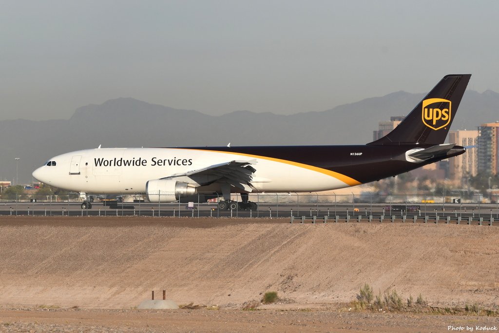 UPS B767-34AF(WL)(N316UP)@PHX_1_20180321.JPG