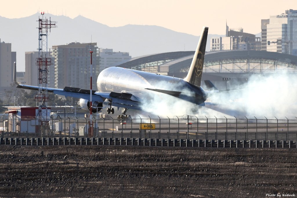 UPS B767-34AF(WL)(N338UP)@PHX_2_20180319.JPG