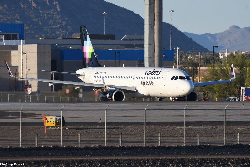 Volaris A320-233(WL)(XA-VLP)@PHX_1_20180319.JPG