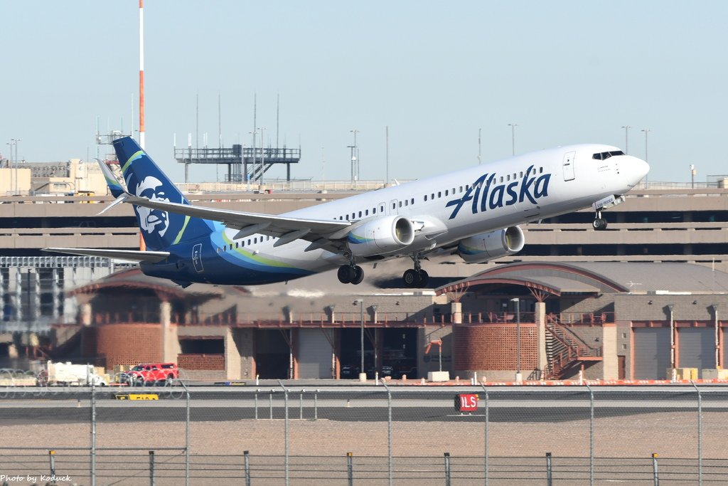 Alaska Airlines B737-990ER(WL)(N236AK)@PHX_1_20180321.JPG