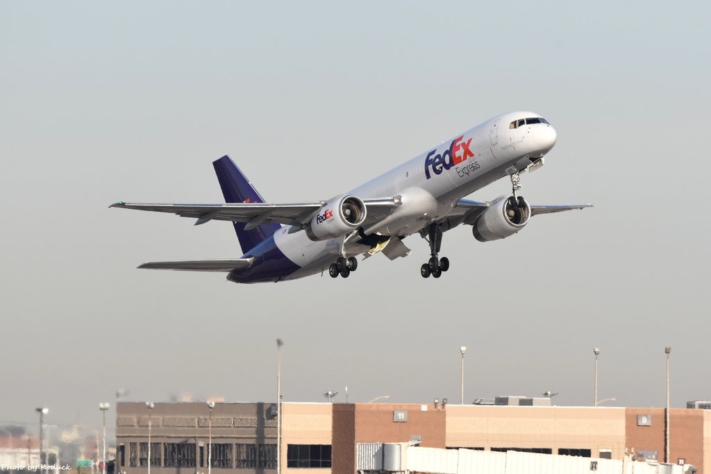 FedEx B757-2B7(SF)(N975FD)@PHX_1_20180321.JPG