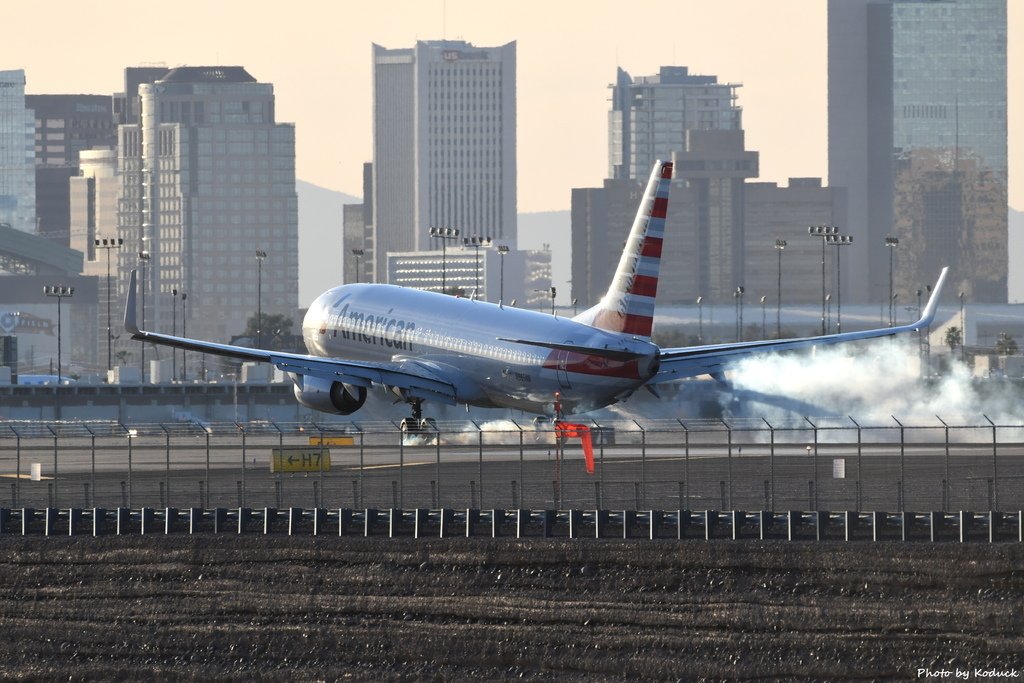 American Airlines B737-823(WL)(N965NN)@PHX_2_20180319.JPG