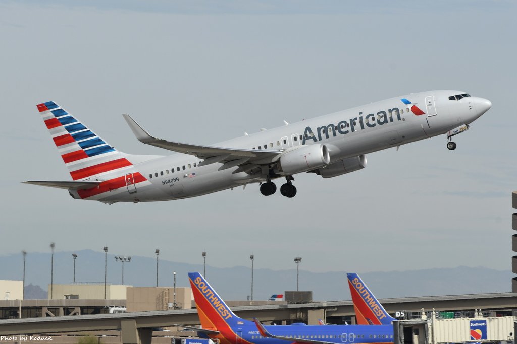 American Airlines B737-823(WL)(N980NN)@PHX_1_20180322.JPG