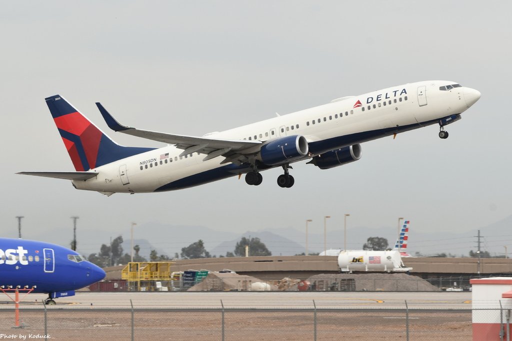 Delta Air Lines B737-932ER(WL)(N805DN)@PHX_1_20180322.JPG