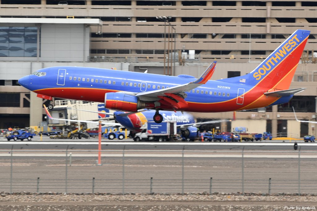 Southwest Airlines B737-7H4(WL)(N221WN)@PHX_1_20180322.JPG