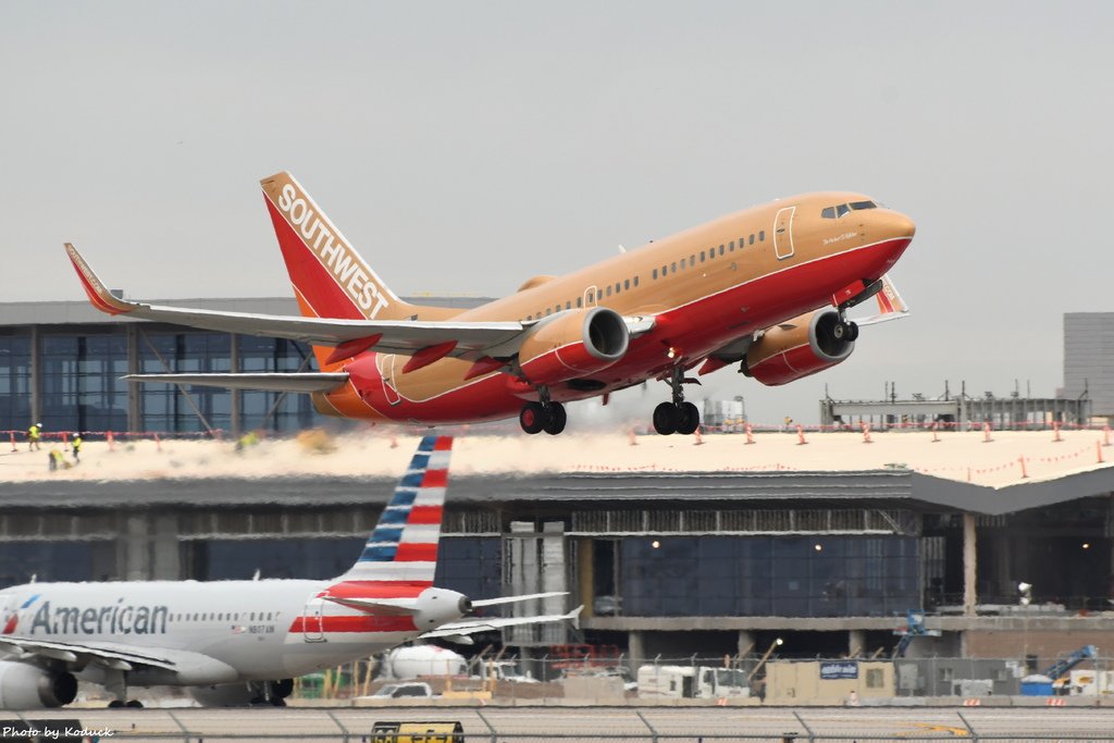 Southwest Airlines B737-7H4(WL)(N711HK)@PHX_2_20180322.JPG