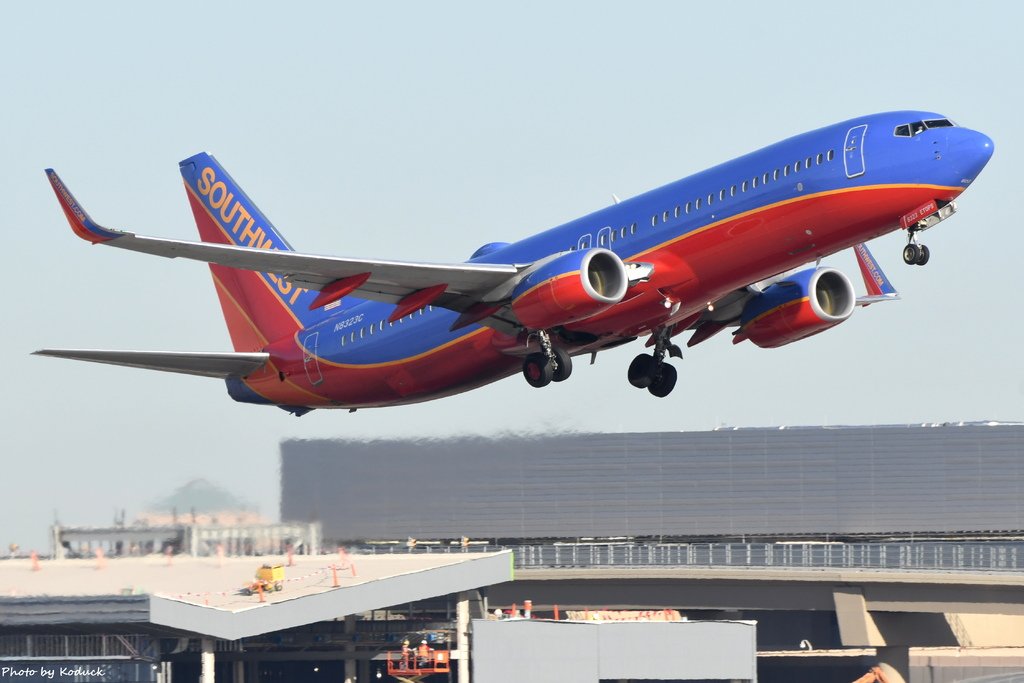 Southwest Airlines B737-8H4(WL)(N8323C)@PHX_1_20180321.JPG