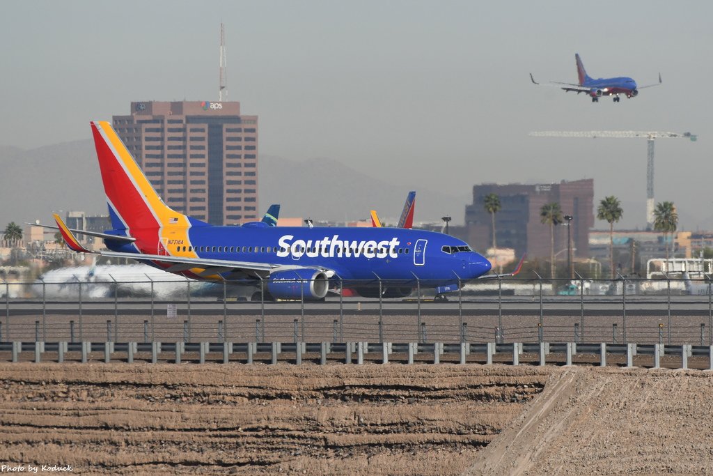 Southwest Airlines B737-76N(WL)(N7716A)@PHX_1_20180321.JPG