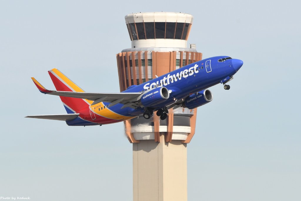 Southwest Airlines B737-76N(WL)(N7717D)@PHX_1_20180321.JPG