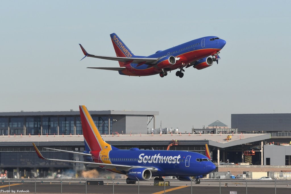 Southwest Airlines B737-76N(WL)(N7716A)@PHX_2_20180321.JPG