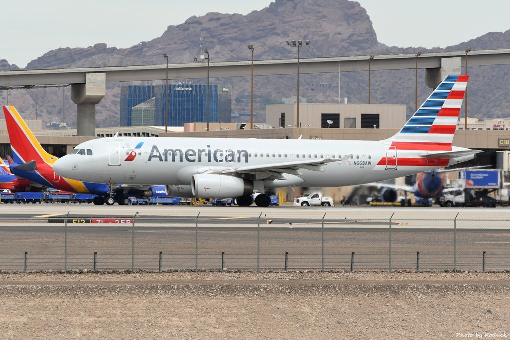 American Airlines A320-232(N668AW)@PHX_1_20180322.JPG