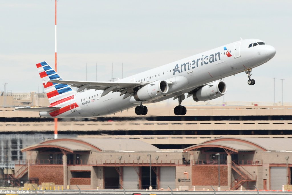 American Airlines A321-231(N575UW)@PHX_1_20180322.JPG