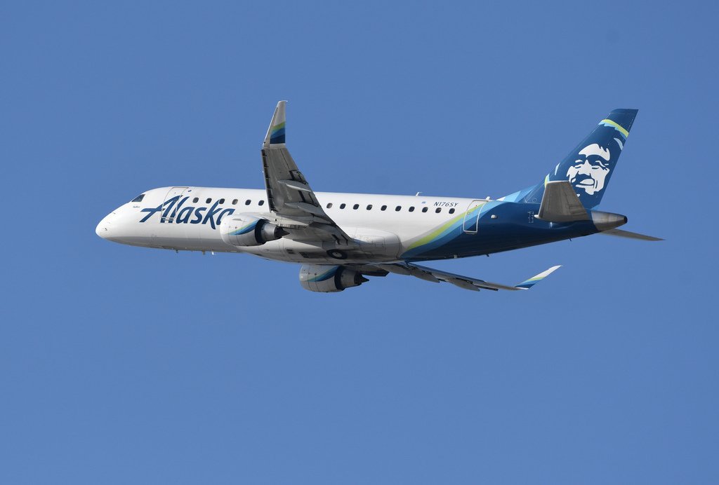 Alaska Airlines ERJ-175LR(N176SY)@LAX_1_20221017.JPG