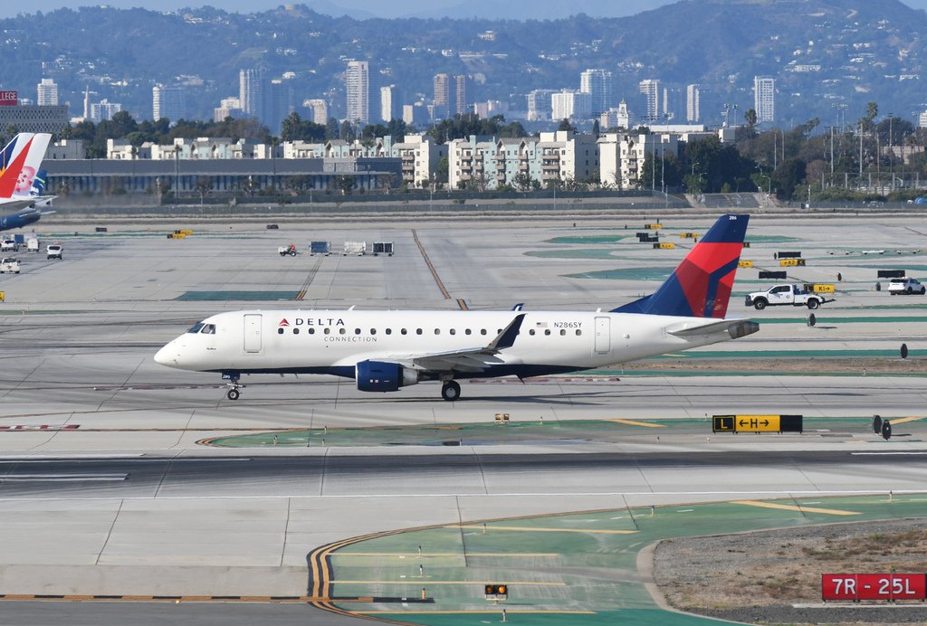 Delta Connection ERJ-175LL(N286SY)@LAX_1_20221017.JPG