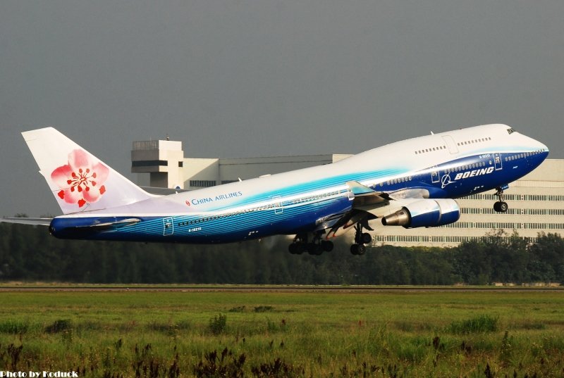 China Airlines B747-409(B-18210)@TIA_3(2)_20110531.jpg