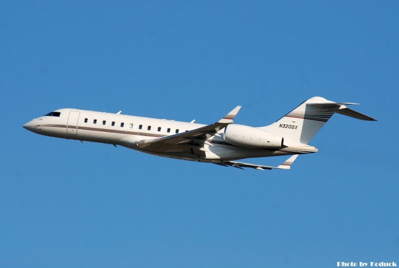 Bombardier BD-700-1A10 Global Express (N320GX)_1(2)_20100820.jpg