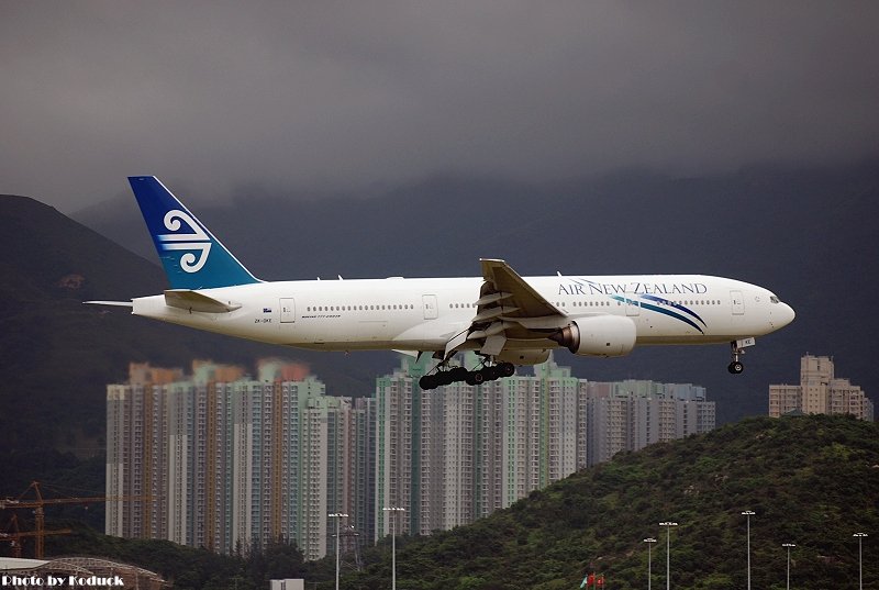 Air New Zealand B777-219ER(ZK-OKE)@VHHH_2(2)_20100625.jpg