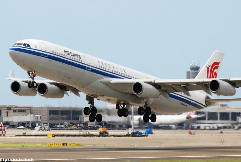 Air China A340-313X(B-2385)@TIA_1(2)_20100708.jpg