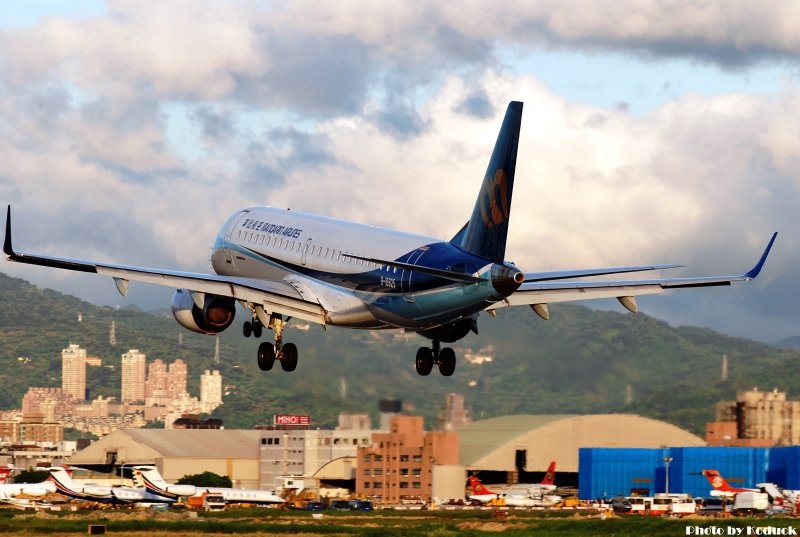 Mandarin Airlines ERJ-190(B-16825)@RCSS_2(2)_20100722.jpg