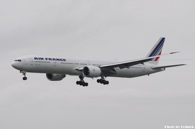 Air France B777-328ER(F-GSQB)@VHHHH_1(2)_20100625.jpg