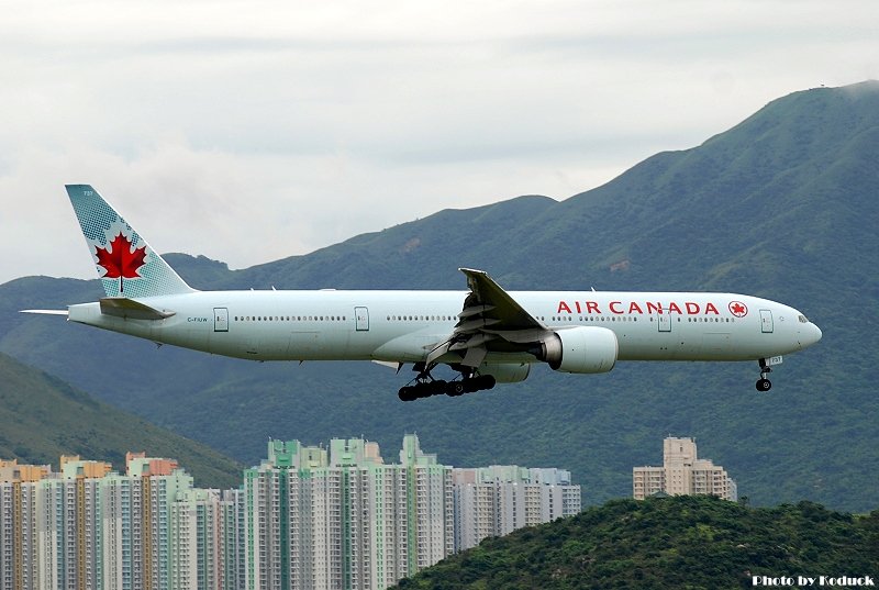 Air Canada B777-333ER(C-FIUW)@VHHH_1(2)_20100625.jpg