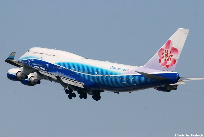 China Airlines B747-409(B-18210)@TIA_2(2)_20110531.jpg