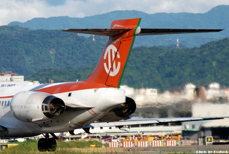 UNI Air MD-90-30(B-17922)@RCSS_2(2)_20100722.jpg