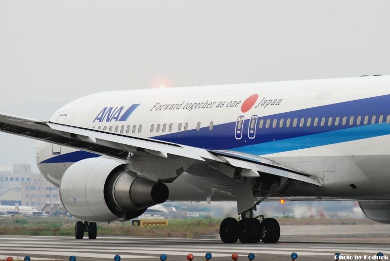 ANA B767-381ER(JA611A)@RCSS_2(2)_20110421.jpg