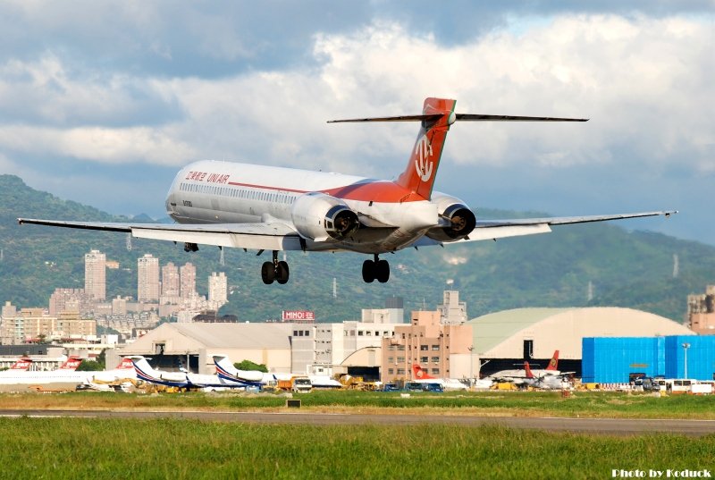 UNI Air MD-90-30(B-17920)@RCSS_2(2)_20100722.jpg