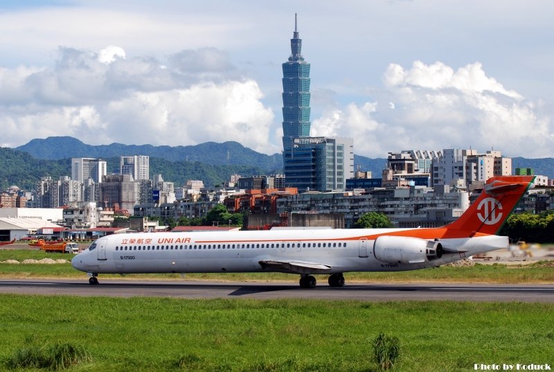 UNI Air MD-90-30(B-17920)@RCSS_1(2)_20100722.jpg