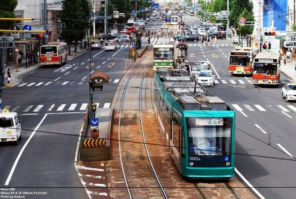 廣島路電車輛群@胡町站前_1(2)_20080927.jpg