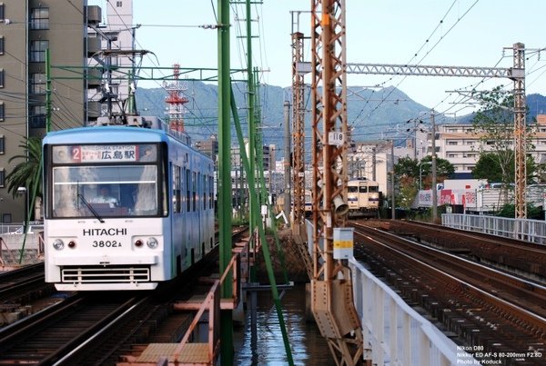 廣島路電與JR雙單@鈴峰女子大站前_1(2)_20080927.jpg