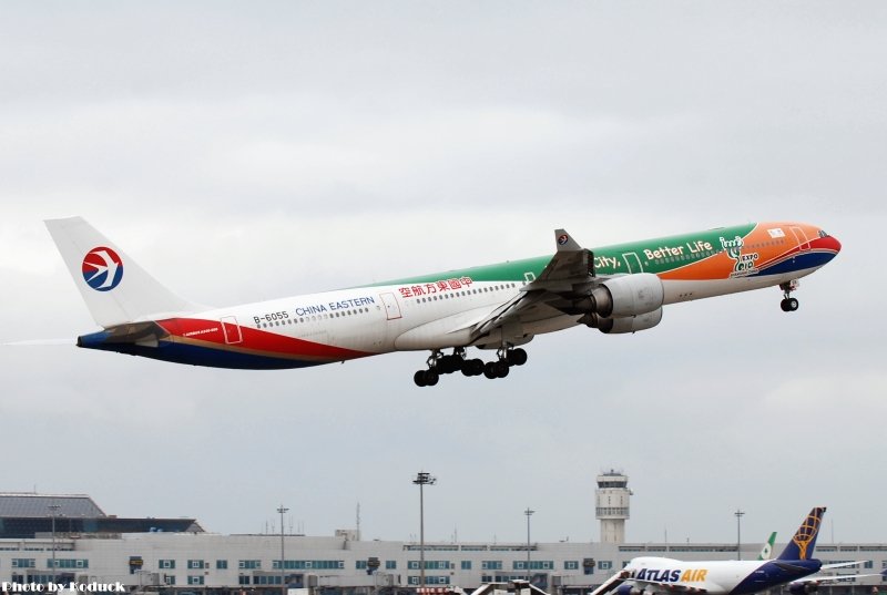 China Eastern Airlines A340-642(B-6055)@TIA_2(2)_20110127.jpg