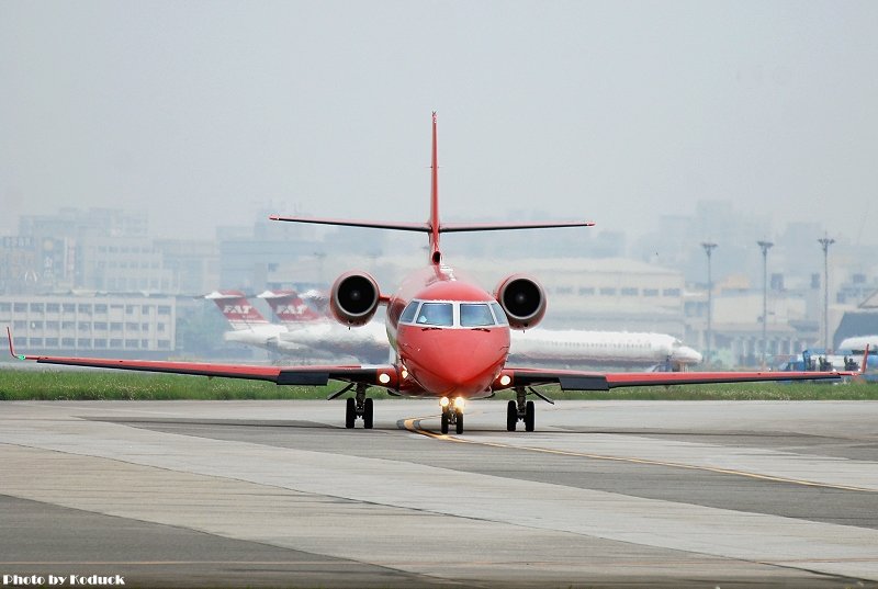 Gulfstream Deer JetAerospace G200(B-8081)@RCSS_1(2)_20100411.jpg