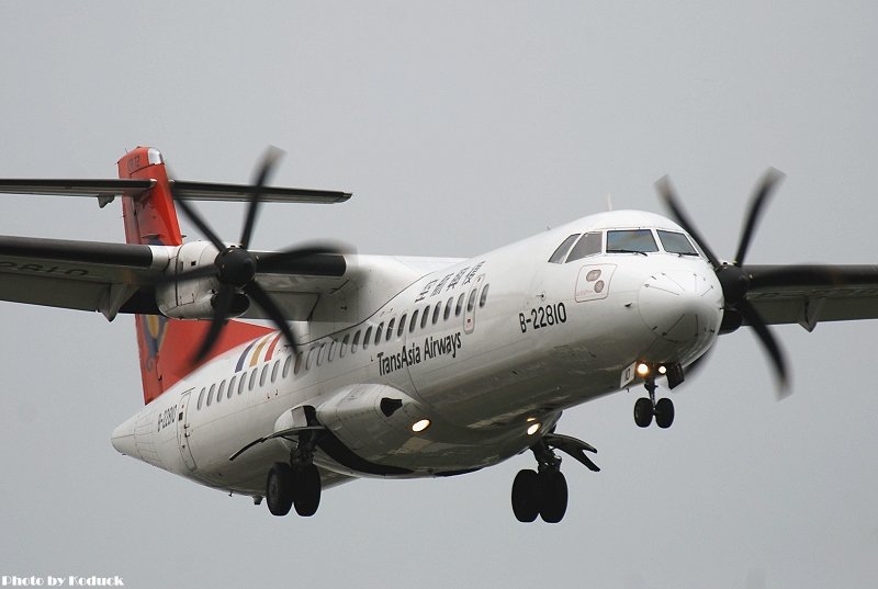 TransAsia Airways ATR72-500(B-22810)@RCSS_2(2)_20100411.jpg