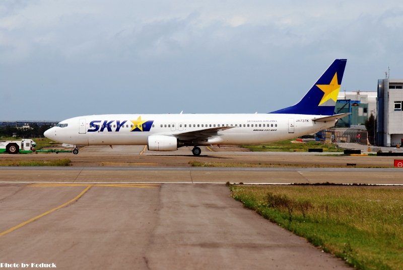 Skymark Airlines B737-86N(JA737K)@TIA_1(2)_20100414.jpg
