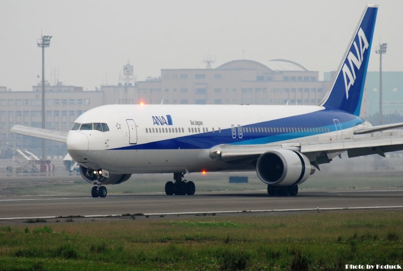 ANA B767-381ER(JA612A)@TIA_1(2)_20100420.jpg