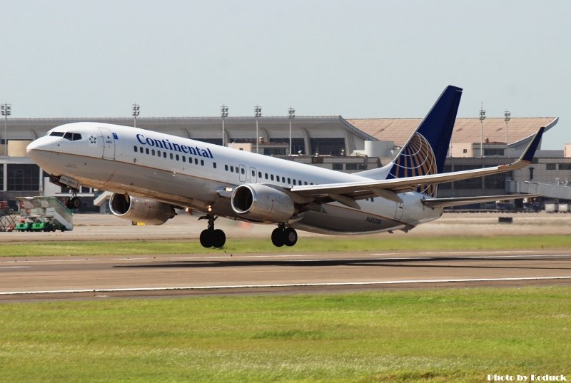Continental Airlines B737-824(N35236)@TIA_1(2)_20100706.jpg