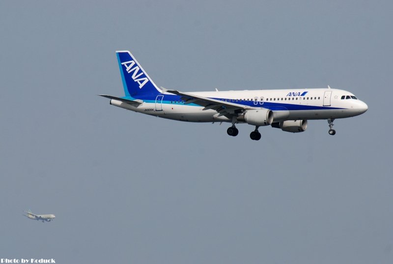 ANA A320-211(JA8394)@Haneda_1(2)_20110514.jpg