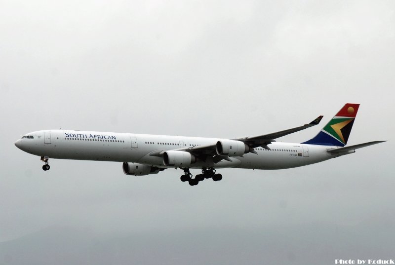 South African Airways A340-642(ZS-SND)@VHHH_1(2)_20100625.jpg