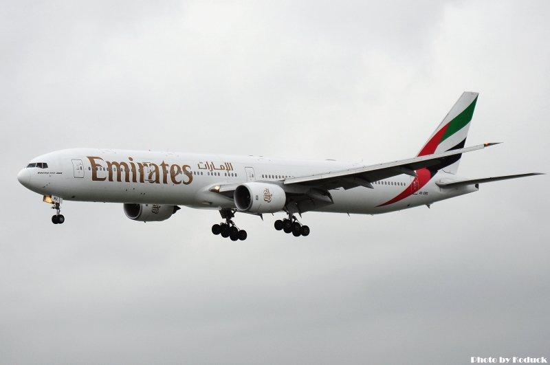 Emirates B777-31H(A6-EMX)@VHHH_1(2)_20100625.jpg