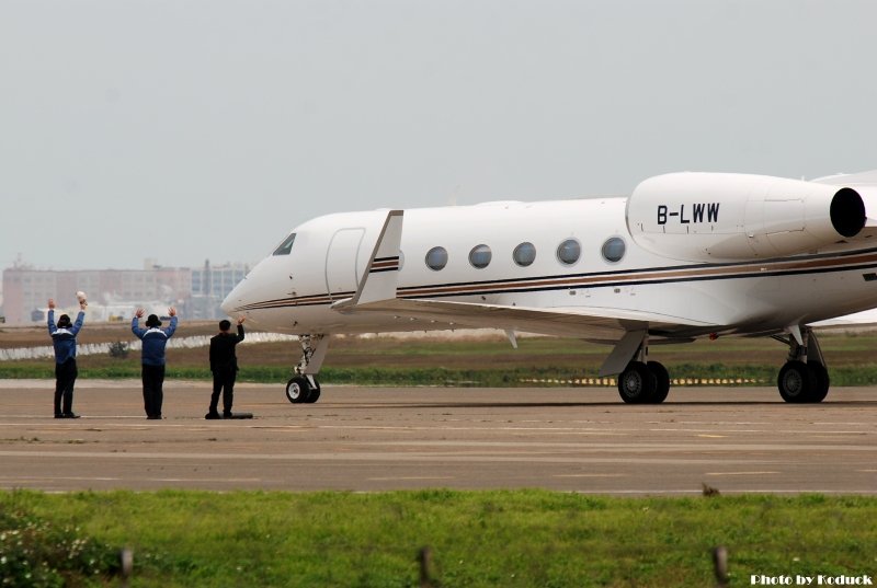 Gulfstream Aerospace G-IV-X Gulfstream G450(B-LWW)@TIA_1(2)_20110309.jpg