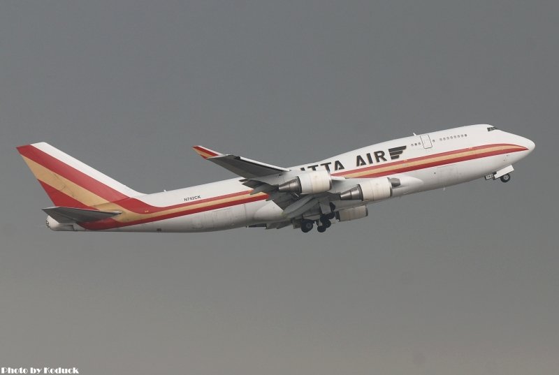 Kalitta Air B747-246B(N742CK)@VHHH_1(2)_20101212.jpg