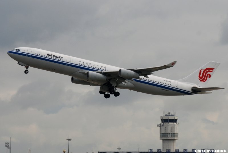 Air China A340-313X(B-2386)@TIA_1(2)_20101117.jpg