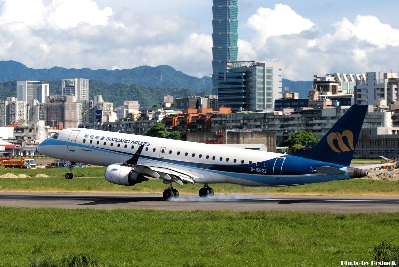 Mandarin Airlines ERJ-190(B-16822)@RCSS_2(2)_20100722.jpg