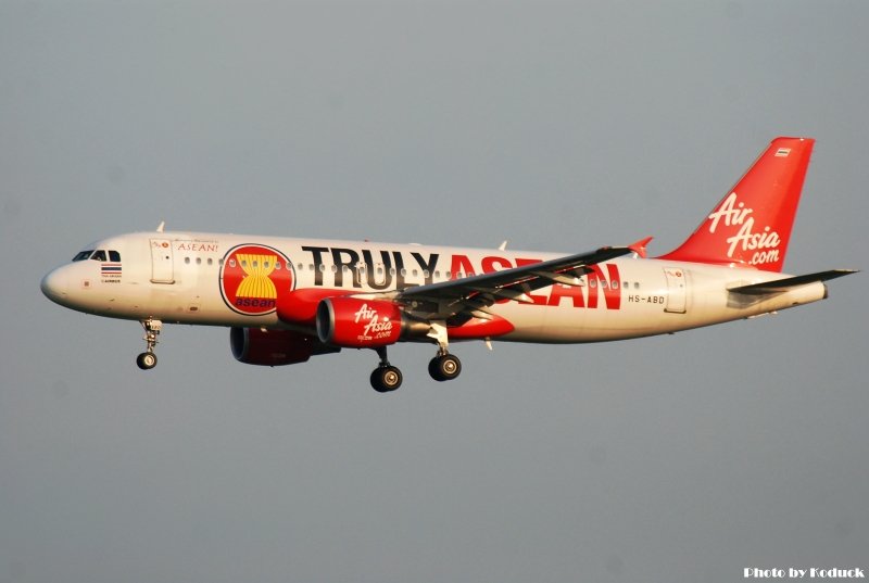 Thai AirAsia A320-216(HS-ABD)@TIA_1(2)_20100525.jpg