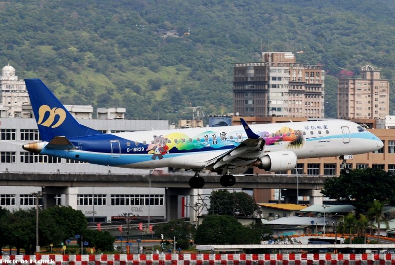 Mandarin Airlines ERJ-190AR(B-16829)@RCSS_1(2)_20110222.jpg