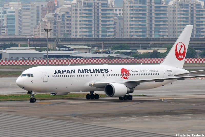 JAL B767-346ER(JA614J)@RCSS_1(2)_20110415.jpg