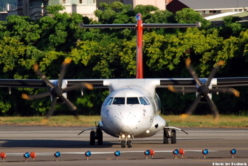 TransAsia Airways ATR72-500(B-22811)@RCSS_2(2)_20100722.jpg