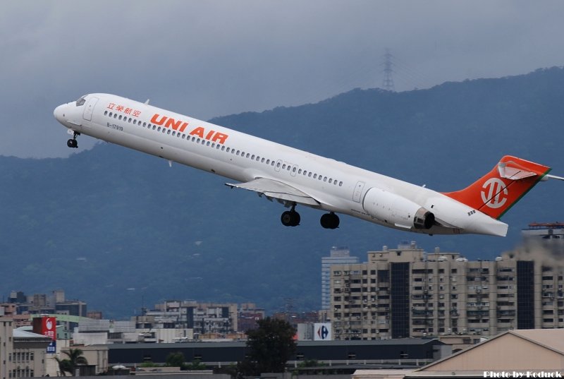 UNI Air MD-90-30(B-17919)@RCSS_1(2)_20110322.jpg